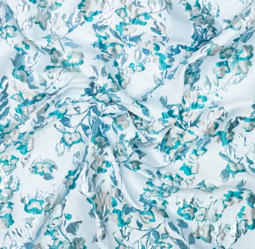 Jacquard lichtblauw met glanzende bloemen